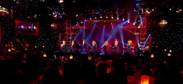 Ces danseurs (tous des frères) sont absolument incroyables. À VOIR ABSOLUMENT!