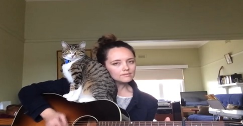 femme qui chante avec son chat