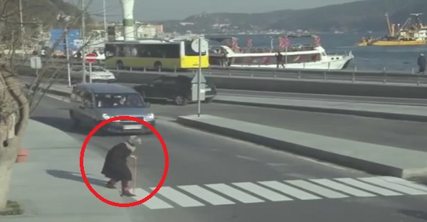 vieille femme qui tente de traverser la rue