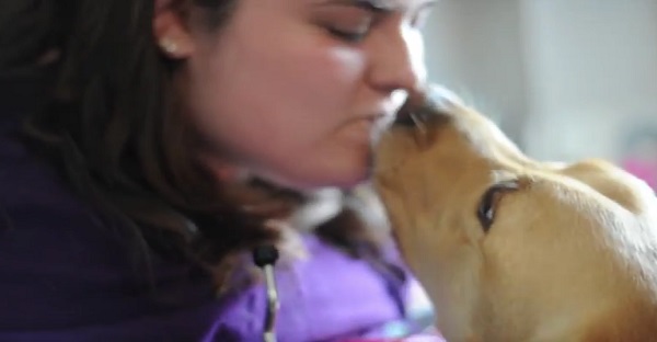 Elle embrasse son chien, la raison est FORMIDABLE ET ÉMOUVANTE!