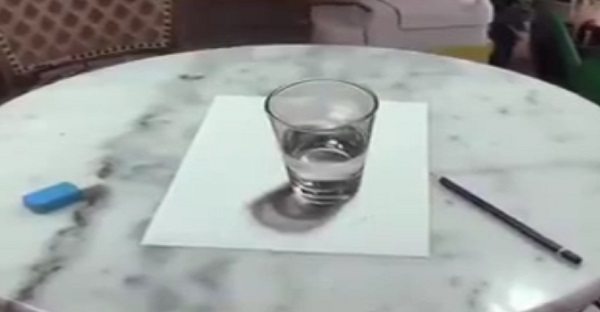 Vous croyez voir un simple verre d'eau sur une table. Attendez de voir la vidéo, HALLUCINANT!