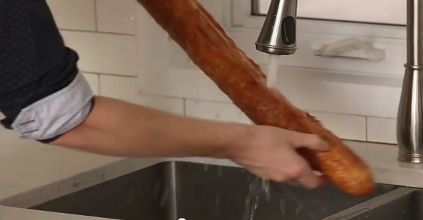 Ce mec passe une baguette de pain sous le robinet. Mais c'est une IDÉE DE GÉNIE!