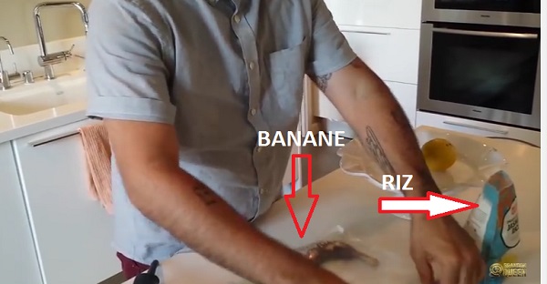 Il met une banane noircie dans un sac avec du riz. Le résultat est assez INCROYABLE!