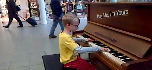 Ce petit n'a jamais suivi de cours de piano. Non, mais c'est VRAI?