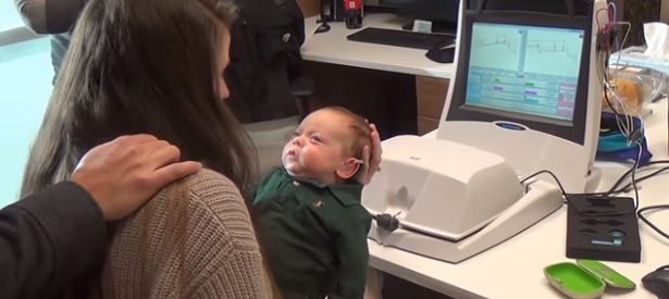 Ce bébé sourd entend sa maman pour la toute première fois. Découvrez sa réaction touchante !