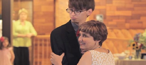 Le marié et sa maman entrent en scène. Quand la musique change, les invités sont bouche bée! On n’y aurait jamais cru!