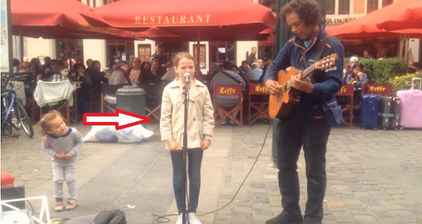 Cette Chanson Donne La Chair De Poule Cette jeune fille a rejoint le musicien de rue pour chanter “Ave Maria