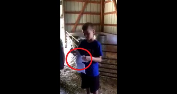Ce garçon de 9 ans va à l’école et travaille à la ferme... Le contenu de l’enveloppe tendue par son père le fait fondre en larmes.