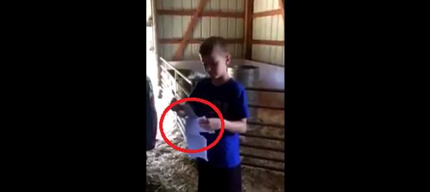 Ce garçon de 9 ans va à l’école et travaille à la ferme... Le contenu de l’enveloppe tendue par son père le fait fondre en larmes.