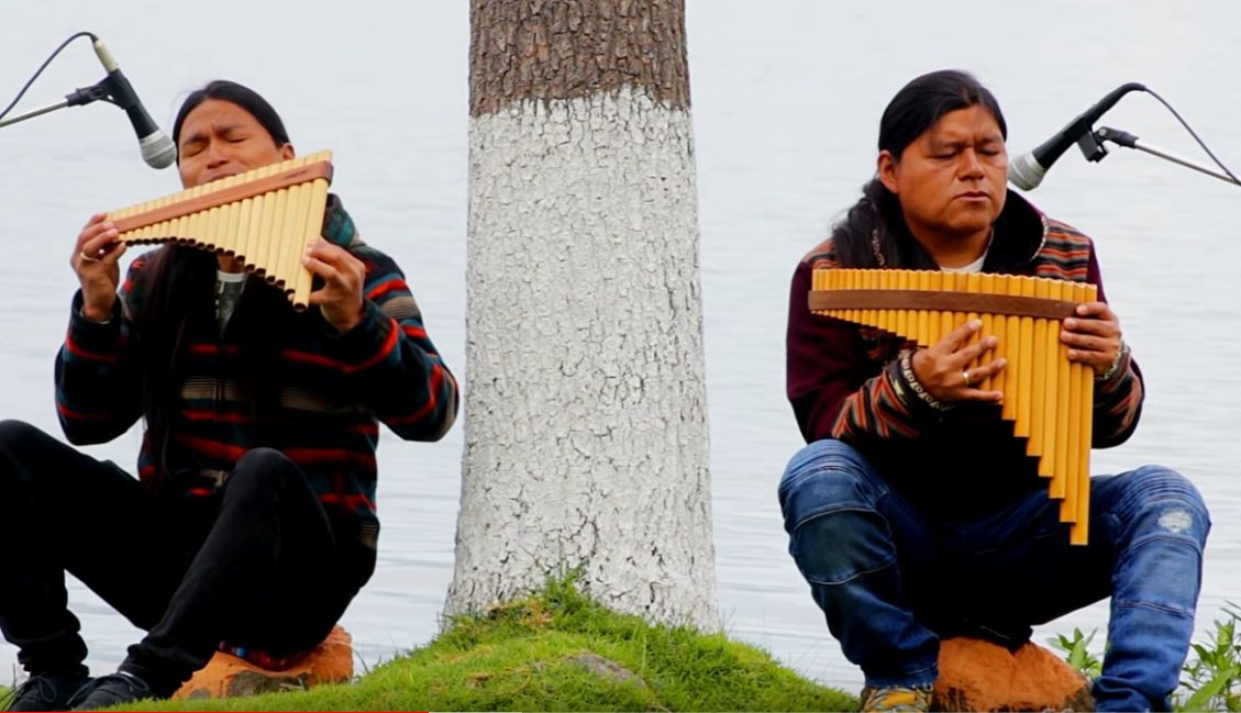 Ce duo interprète l’énorme succès « Hallelujah » à la flûte de Pan.