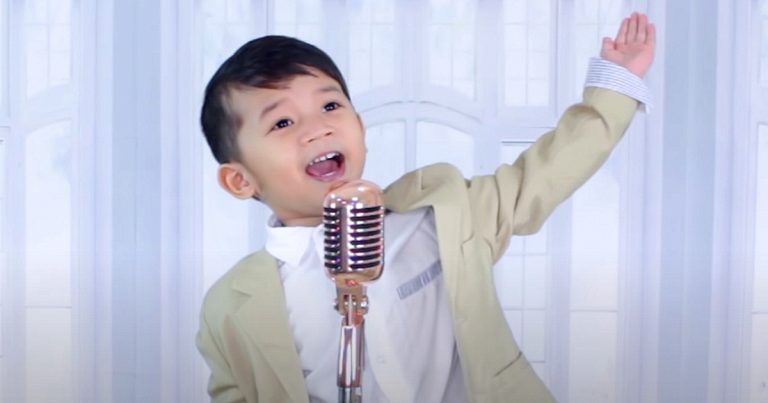 Ce petit de 4 ans interprète la chanson « Amazing Grace» avec panache